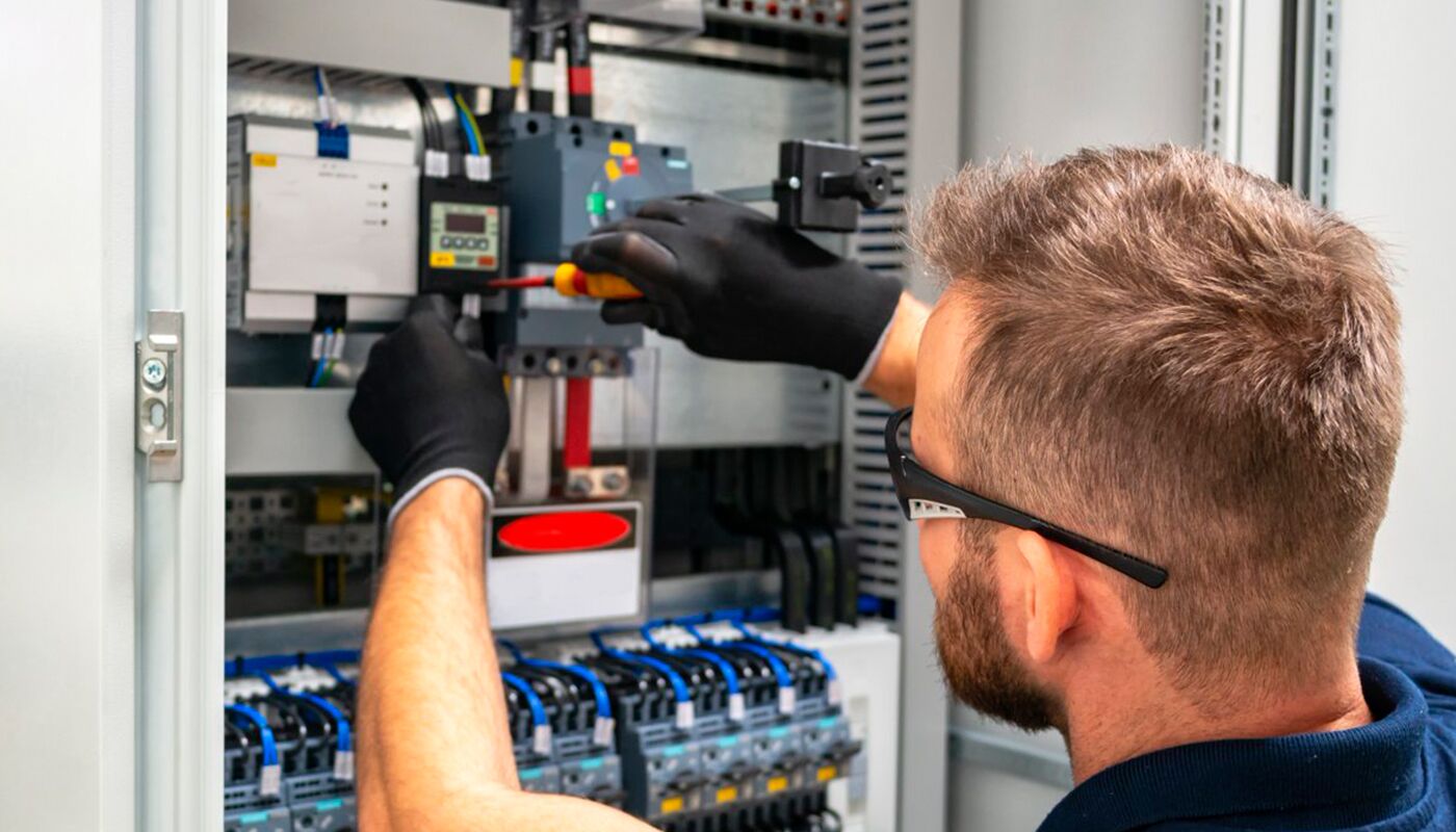 An emergency electrician from orsidaen is correcting wired connection